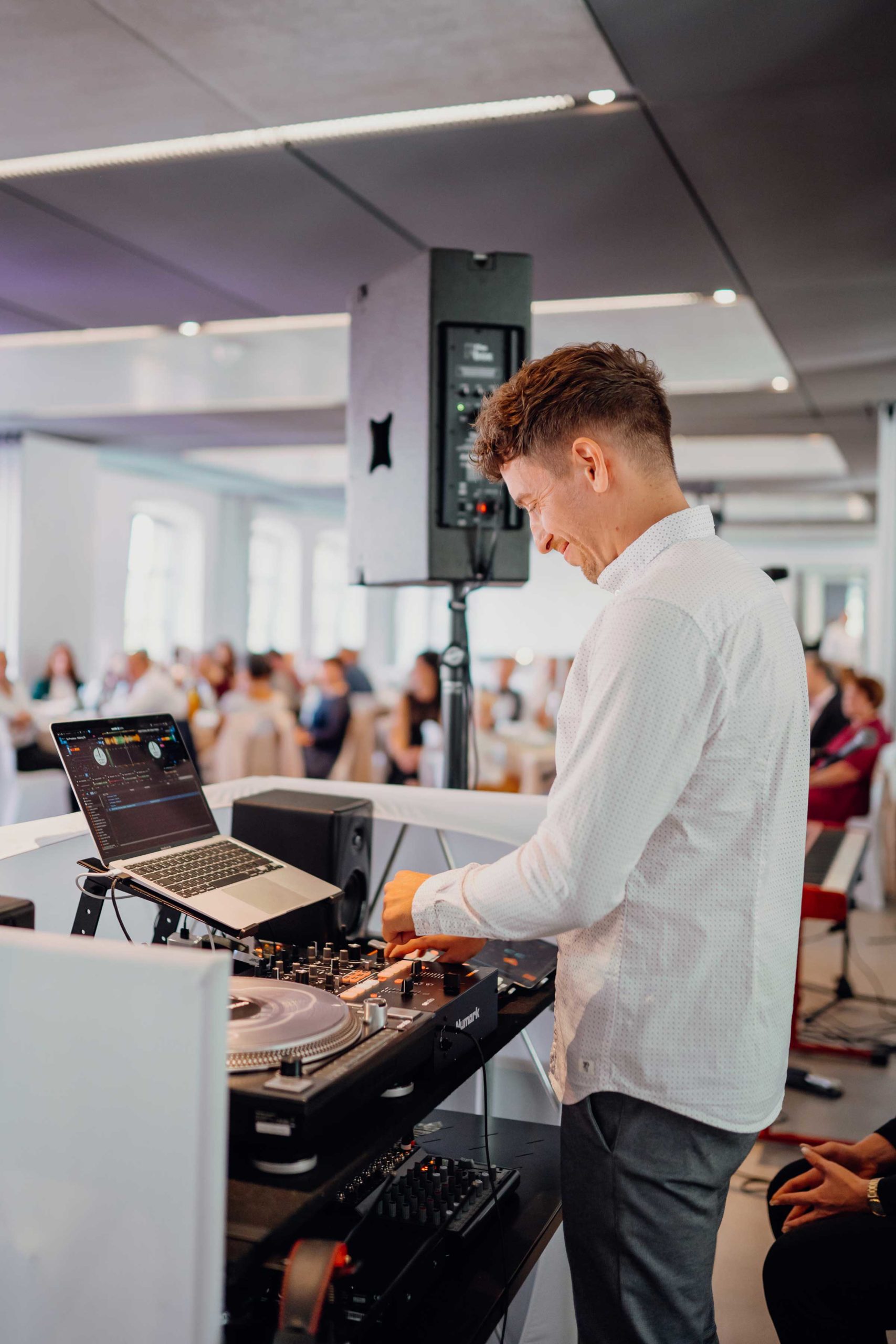 DJ Priceless bei einer deutsch-russischen Hochzeit.